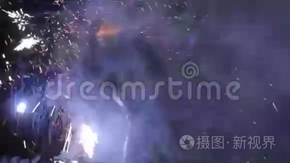 夜晚的火会产生很多火花视频