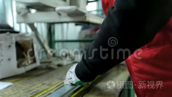 手工工人组装PVC门窗.. 车间工人。