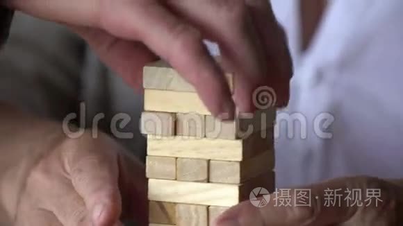 老年夫妇玩棋盘游戏视频