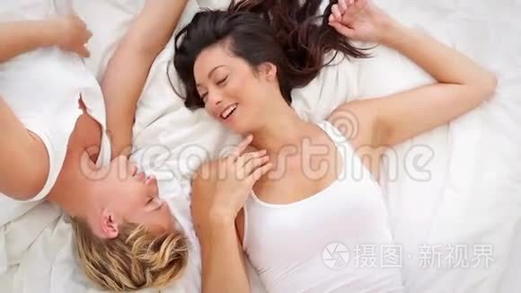 在床上拥抱的女同性恋夫妇