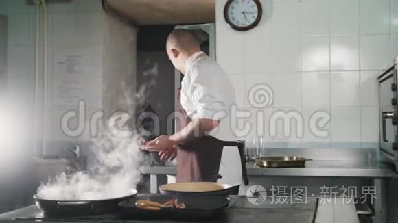 厨师在餐厅烹饪意大利面