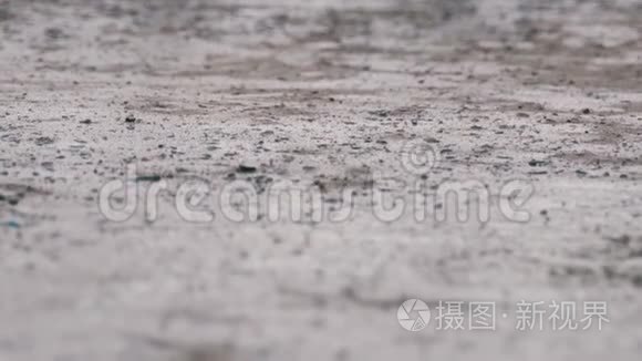 雨水落在人行道上形成一个水坑