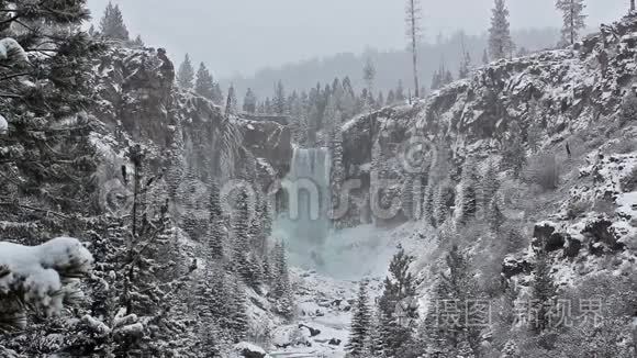 图马洛瀑布俄勒冈州冬季雪距离视频