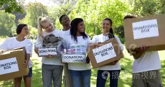持有捐款箱的青年志愿者团体视频