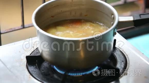 煤气炉锅中的搅拌瓢鸡汤视频