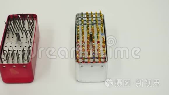 牙科器具在牙科柜中。 关闭根管器械