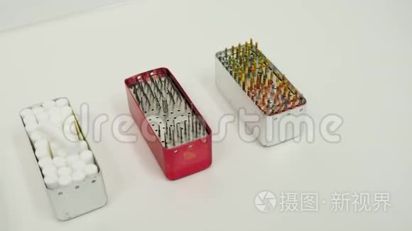 牙科器具在牙科柜中。 关闭根管器械