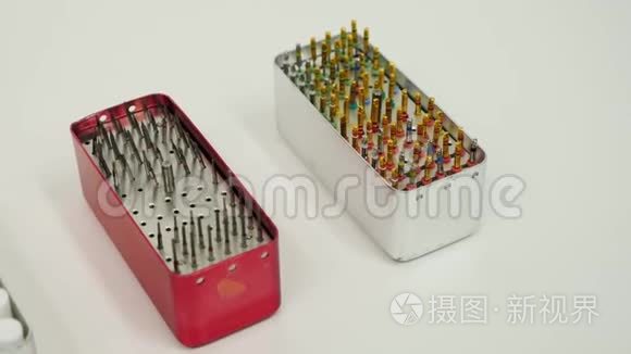 牙科器具在牙科柜中。 关闭根管器械