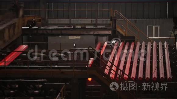 钢铁铸造厂的成品铁梁出现视频