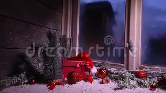 冬天的窗户有冰雪圣诞装饰礼物视频