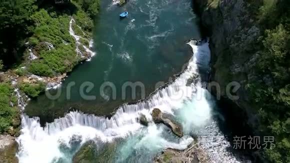 河上峡谷和瀑布的空中景观视频