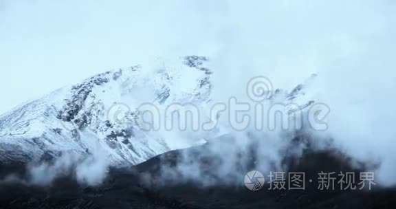 积雪覆盖的大山上有4k片时移云团。