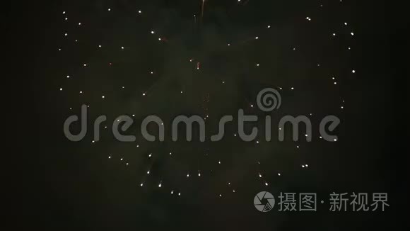 爆炸和五彩缤纷的节日烟花在夜空。