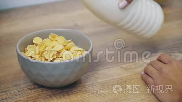 老式妇女在白色早餐烹饪与薄片和牛奶。 饮食，摩丝，玉米片-健康饮食的概念