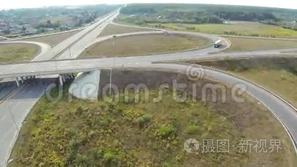 高速公路路口的空中射击，无人机跟随卡车