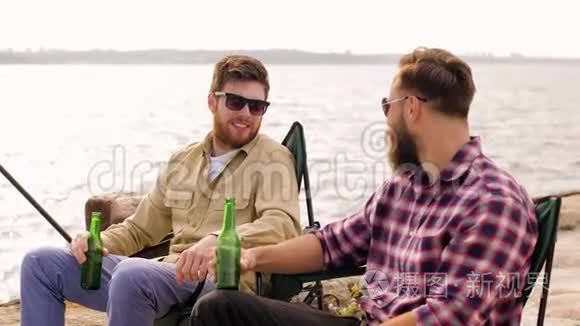 快乐的朋友在码头钓鱼喝啤酒视频