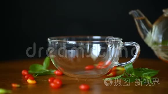 从玻璃茶壶里的成熟的红果酱果茶