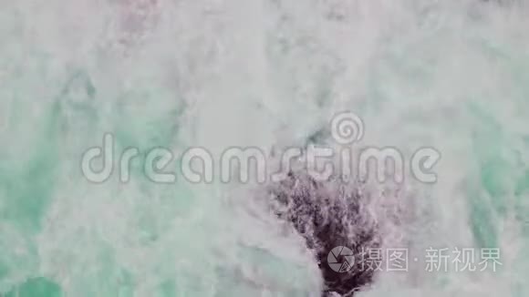 岩石海岸线的鸟瞰与海浪撞击视频