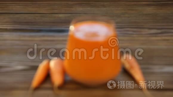 胡萝卜汁放在桌子上的玻璃里视频