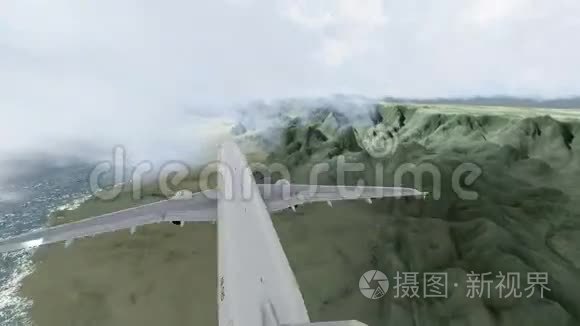 一架客机在阴天飞越海岸和山区