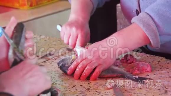 食鱼小贩在街市摊档视频