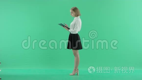 女人在剪贴板上写字视频