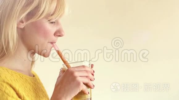 女人喝冰沙的特征视频