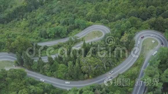 空中无人机镜头视图：飞行在秋天的山脉与森林，草地和山丘在日落柔和的光线。 欧洲