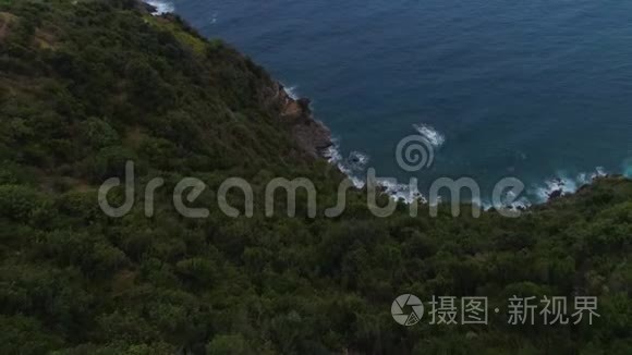 在海岸附近的美丽山脉飞行