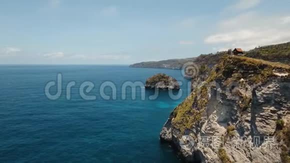 印尼巴厘岛努沙半岛的悬崖、大海和海浪