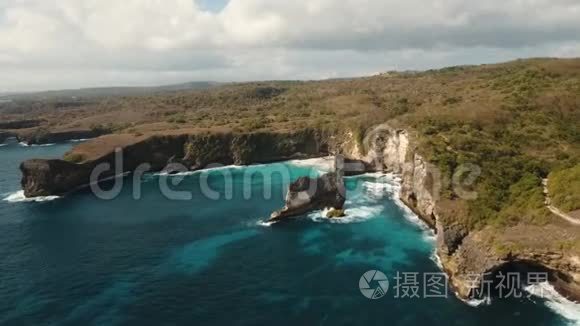 印尼巴厘岛努沙半岛的悬崖、大海和海浪