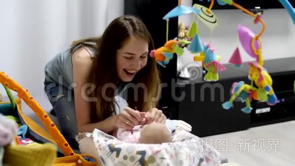 小刚出生的女孩躺在婴儿床上玩具