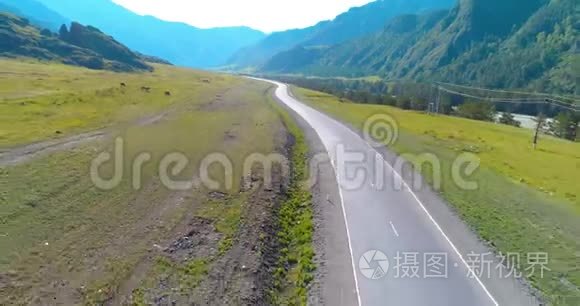 飞越山地沥青公路公路和草地