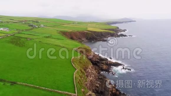 飞越爱尔兰西海岸的丁乐半岛视频