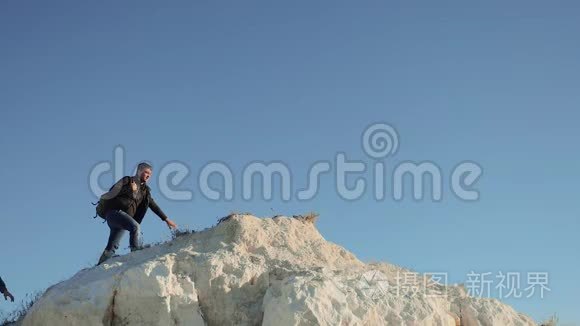 两个男子游客徒步旅行生活方式冒险登山者爬山。 慢动作视频。 徒步旅行继续