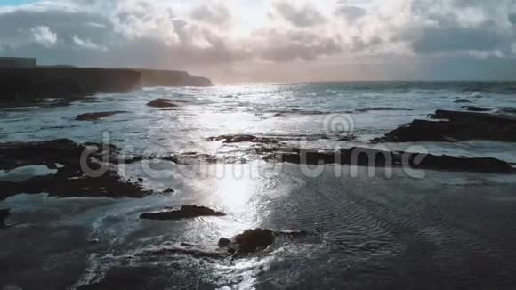 爱尔兰美丽的基尔基岩石海湾视频的预览图