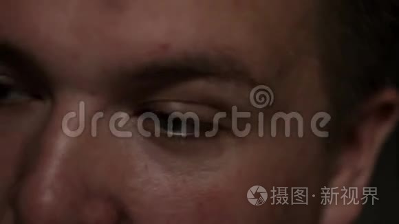 男人的眼睛特写视频