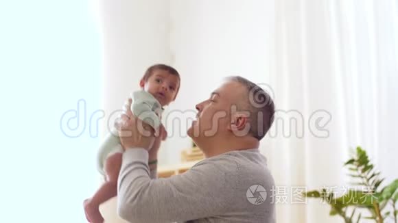 快乐的父亲和小男孩在家视频