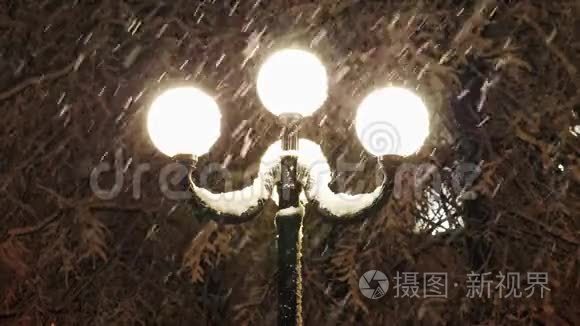 路灯照下美丽的大雪视频