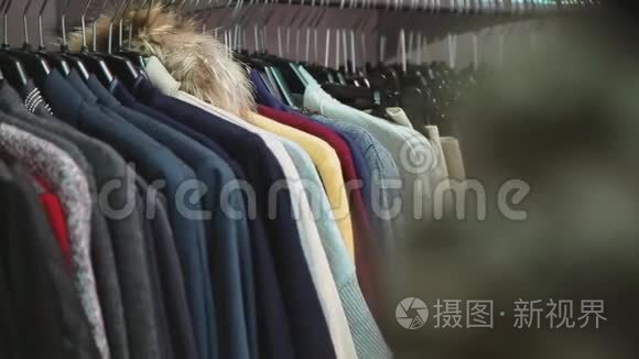 在商店里卖衣服视频