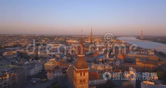 令人惊叹的日落鸟瞰老城里加，维克里加在拉脱维亚。