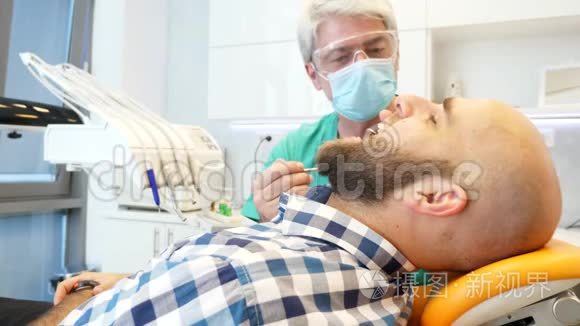 牙医检查病人牙齿的录像视频