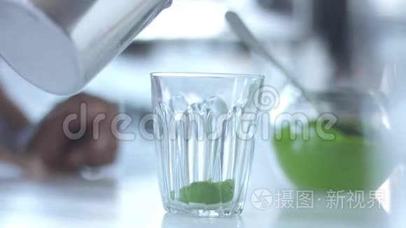 混合种族酒吧的抹茶准备