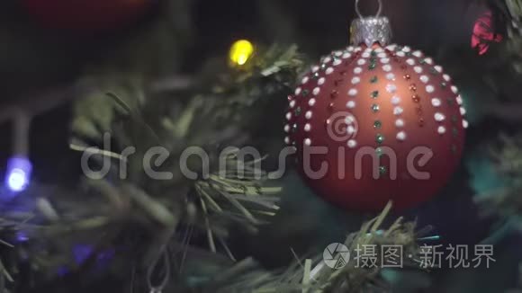 圣诞节和新年树装饰。 摘要模糊的博克假日背景。 眨巴一下加兰。 圣诞树
