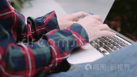 年轻学生或商业女性在笔记本电脑上工作