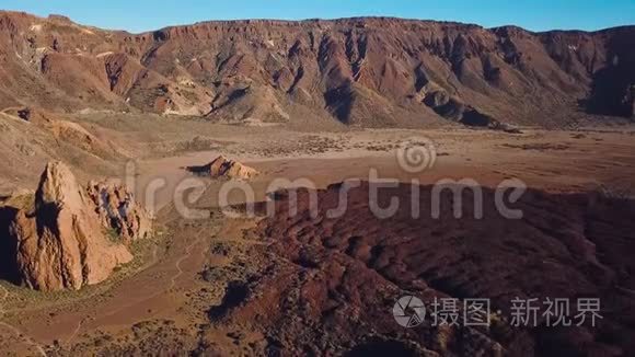 从空中俯瞰海德国家公园，飞越山脉和坚硬的熔岩。 加那利群岛