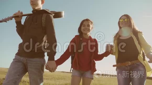 快乐家庭慢动作视频行走在大自然男孩女孩和妈妈在野外徒步旅行。 有生活方式的游客