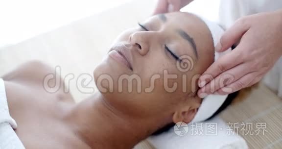 妇女在水疗中心接受面部护理视频