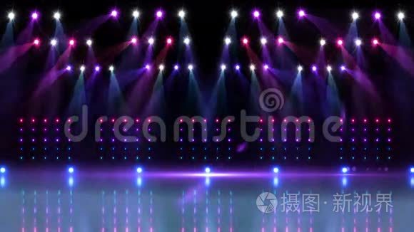 舞台在紫色和蓝色的聚光灯下视频