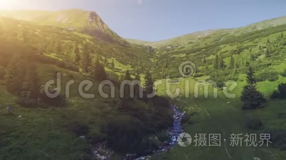 空中飞行美丽的山景视频